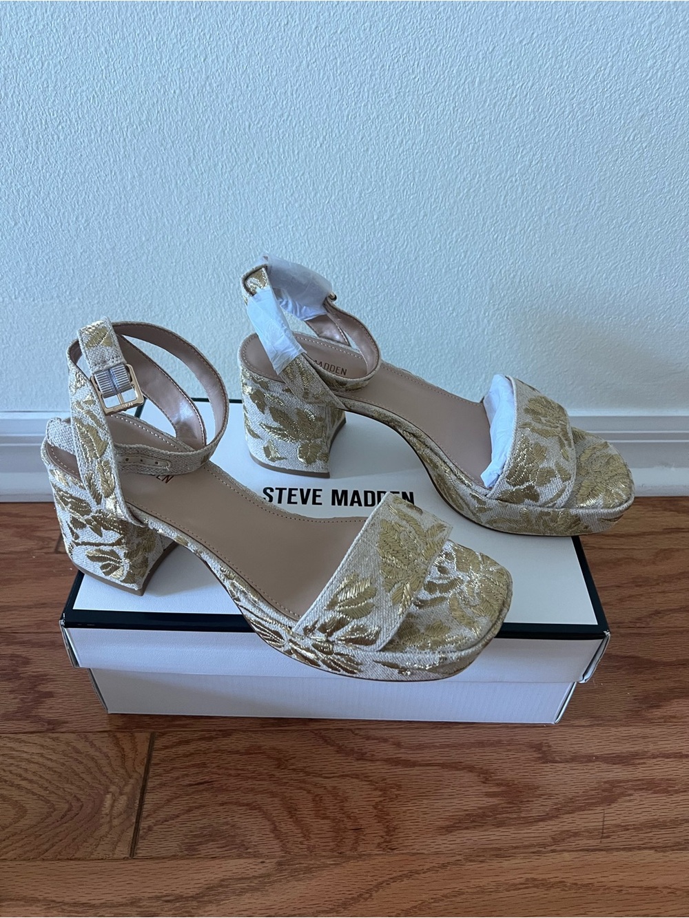 NWT Steve Madden Gold Floral Block Heel Sandals with Ankle Strap